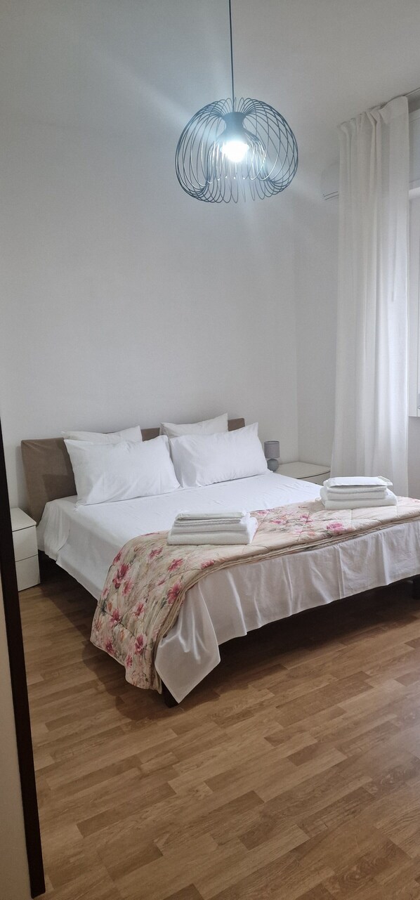 3 bedrooms, desk, iron/ironing board, free WiFi