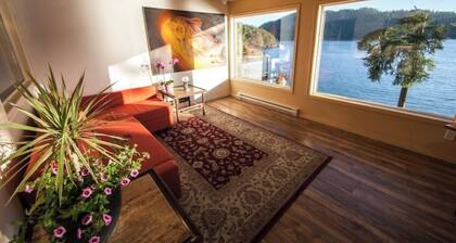 Beautiful, quiet place to stay with lovely beach access and stunning views.