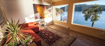 Beautiful, quiet place to stay with lovely beach access and stunning views.
