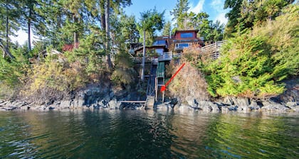 Beautiful, quiet place to stay with lovely beach access and stunning views.