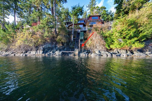 Beautiful, quiet place to stay with lovely beach access and stunning views