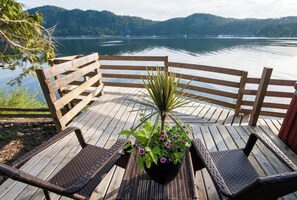 Terrace/patio - Beautiful, quiet place to stay with lovely beach access and stunning views (Pender Island)