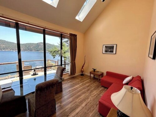Beautiful, quiet place to stay with lovely beach access and stunning views