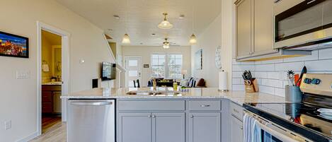 Een koelkast, een microgolfoven, een oven, een kookplaat