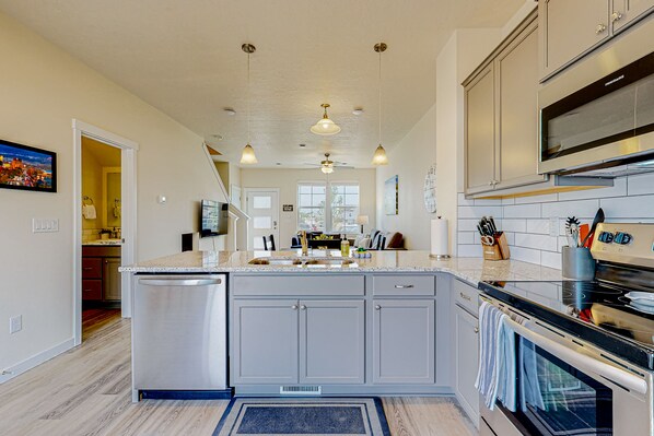 Réfrigérateur, micro-ondes, four, plaque de cuisson