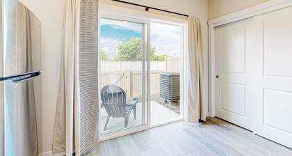 Newly built, dog-friendly townhouse with fenced patio & convenient location