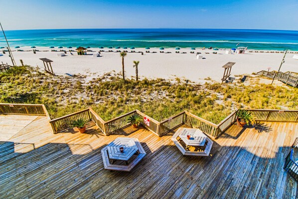 Outdoor dining - Sunbird 1107E | Snowbird-friendly condo in Panama City Beach with shared pool (Panama City Beach)