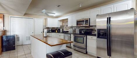 Een koelkast, een microgolfoven, een oven, een kookplaat