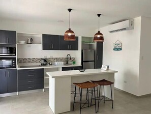 Réfrigérateur, micro-ondes, four, plaque de cuisson