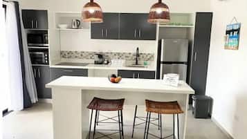 Réfrigérateur, micro-ondes, four, plaque de cuisson