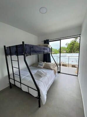 2 chambres, coffres-forts dans les chambres, bureau