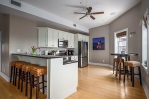 Fridge, microwave, oven, stovetop - Luxurious 4BR/2BA Loft on Thames (Newport)
