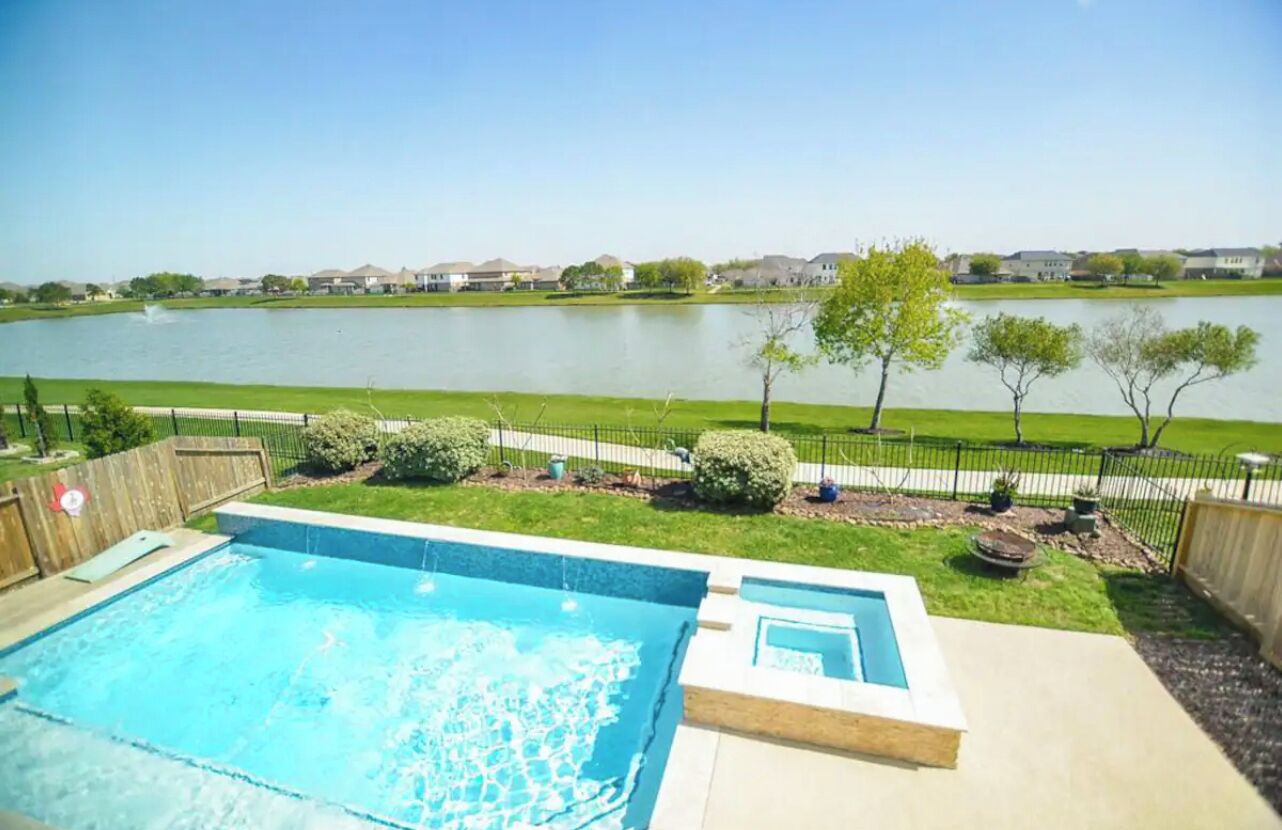 Cozy Lakefront Pool House on the outskirts of Houston