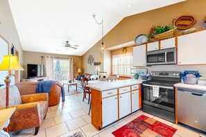 TV, DVD player, video library - Woodpecker's Tree | Condo in Branson with balcony, pool, tennis, basketball, W/D (Branson)