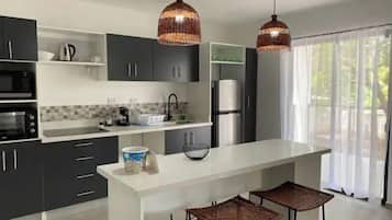 Réfrigérateur, micro-ondes, four, plaque de cuisson