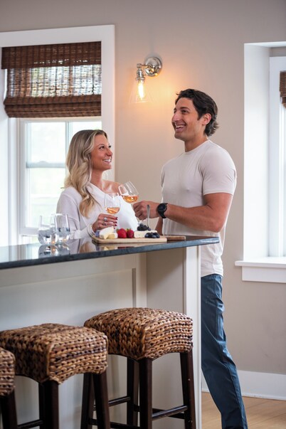 Luxury Thames St 3BR w/ Parking