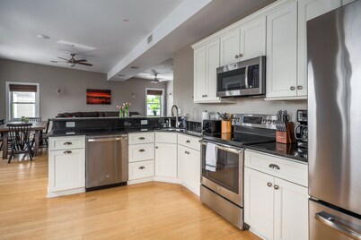 Luxury Thames St 3BR w/ Parking
