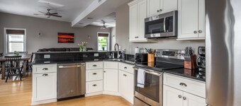 Luxury Thames St 3BR w/ Parking