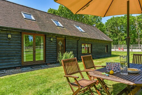 Taylors Copse Cottage by inspirestays.com - a cottage that sleeps 5 guests in 2 bedrooms
