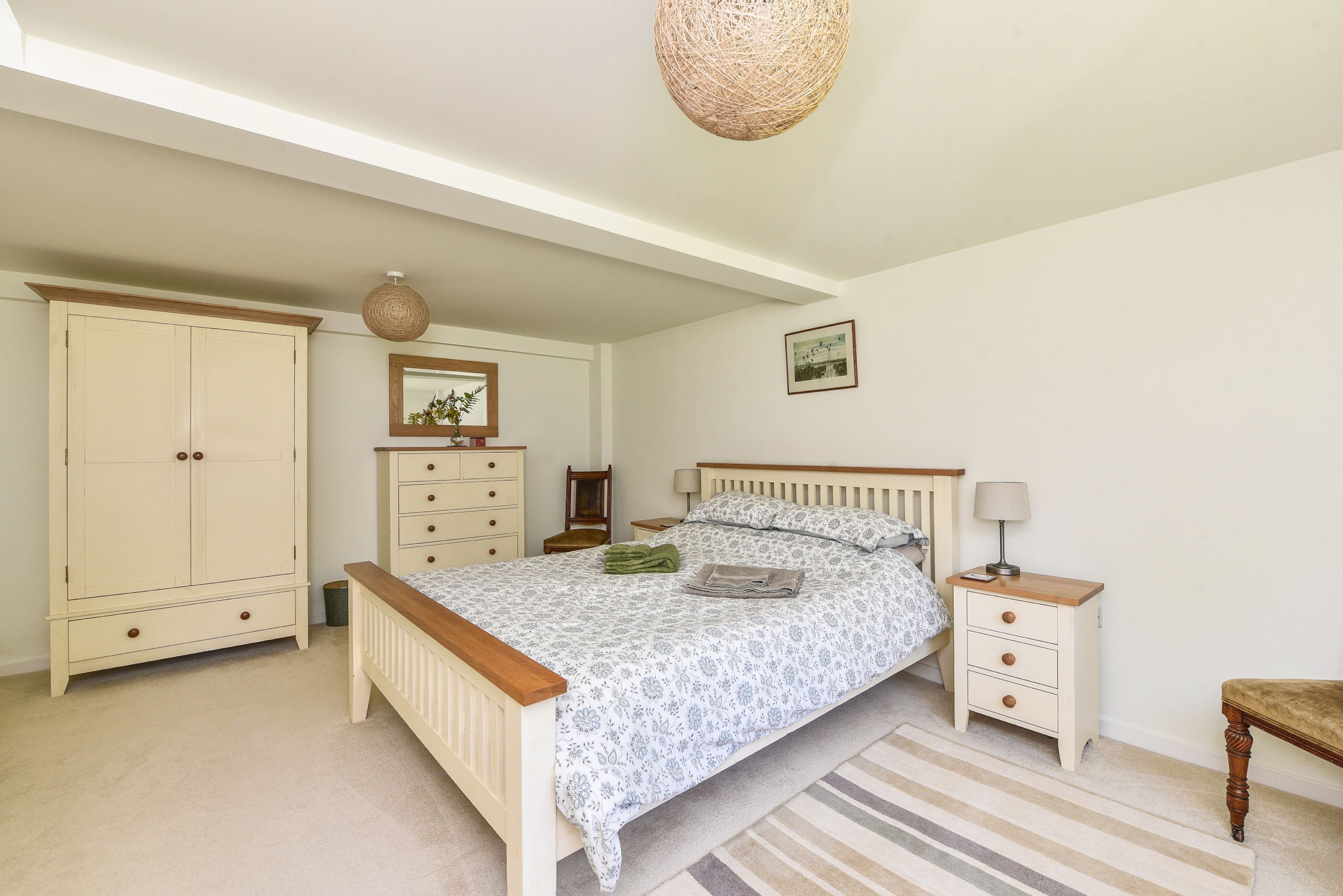 2 makuuhuonetta, työpöytä, silitysrauta/-lauta, vauvan matkasänky