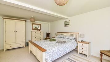 2 makuuhuonetta, työpöytä, silitysrauta/-lauta, vauvan matkasänky