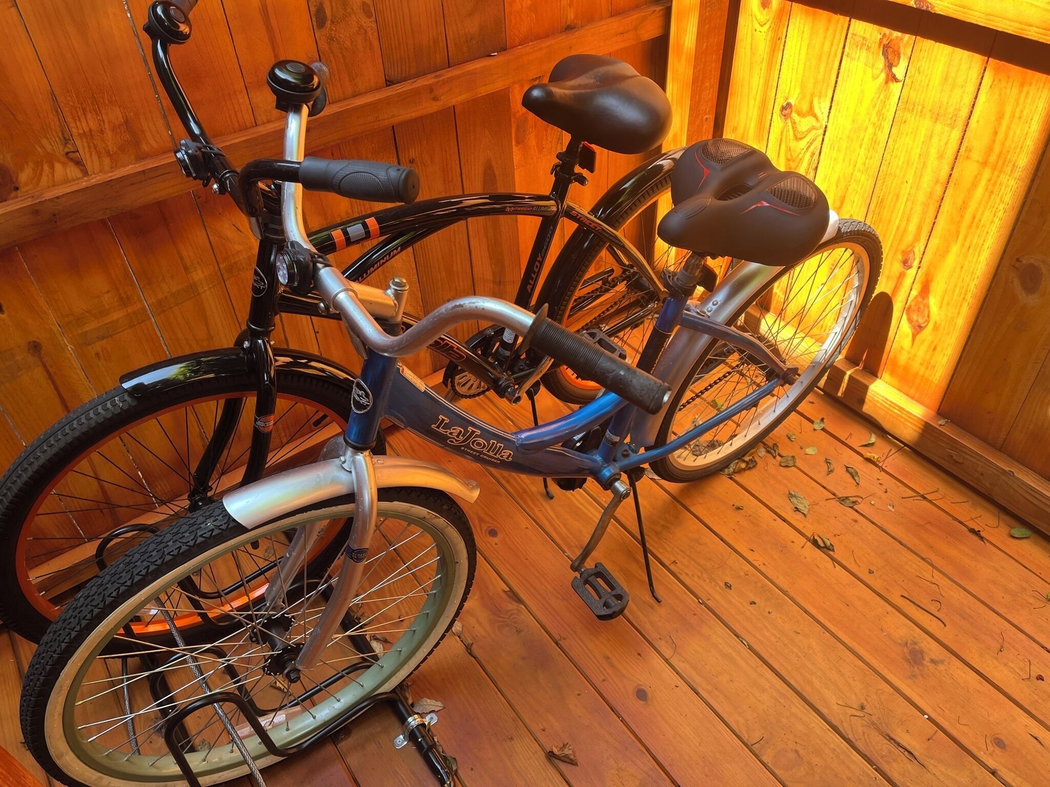 Ein Fahrrad steht in einem Raum mit Holzboden und -wänden.