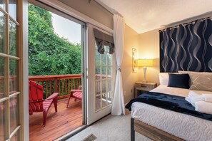 2 habitaciones, escritorio y tabla de planchar con plancha 