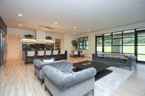 TV connectée, cheminée, table de tennis de table, livres