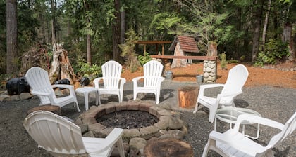 Lake Cushman Cabin, Hot tub & Relaxing Creek.