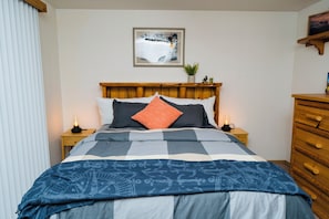 3 bedrooms, iron/ironing board, free WiFi, bed sheets -  Cozy and Dog friendly retreat by Relaxing Creek & Hot tub by Lake Cushman (Hoodsport)