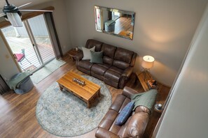 Älytelevisio, takka, kirjoja