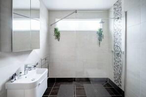 Dusche, Haartrockner, Handtücher, Seife