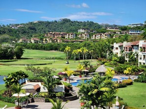Ein Resort mit Schwimmbad, üppiger Bepflanzung und Golfplatz.