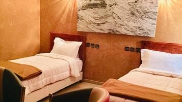 Standaard driepersoonskamer | 1 slaapkamer, een bureau, geluiddichte muren, gratis wifi