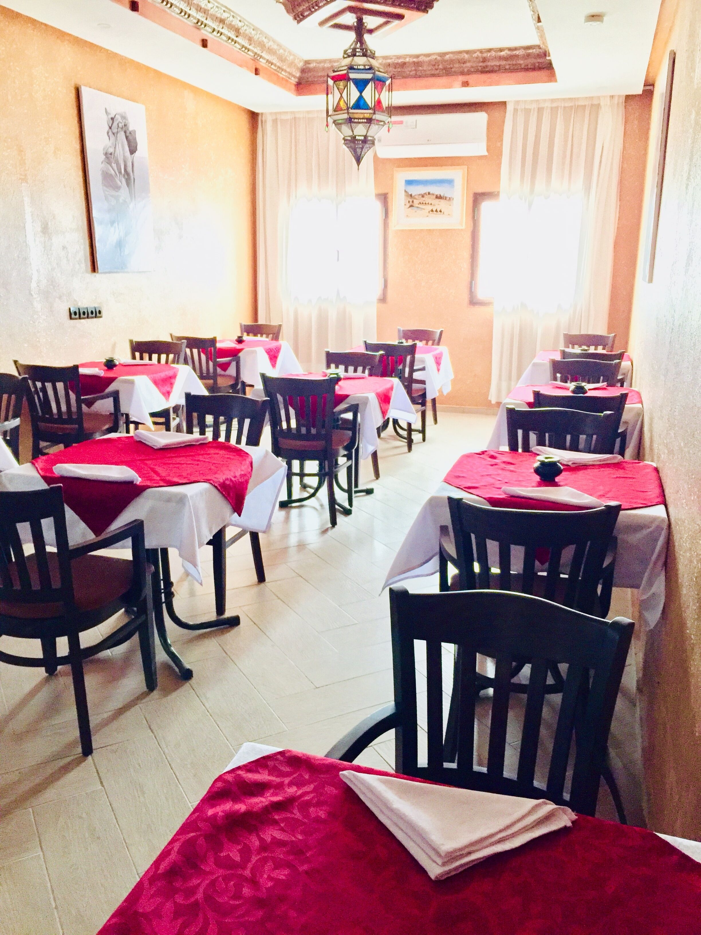 Un espace repas comprenant plusieurs tables et chaises, disposées en rangées.