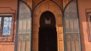 A building entrance with a sign reading "RABH RIAD AIT BEN HADDOU HEBERGEMENT ET RESTAURANT." - Riad Ait Ben Haddou (Aït Benhaddou)