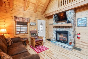 TV, fireplace - Creekside Serenity | Hocking Hills (Logan)