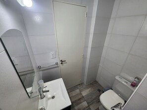 Ducha, toallas, jabón, papel higiénico