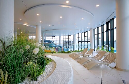 Neues Apartment mit Balkon, Schwimmbad, Sauna, Fitness, 300 m vom Strand