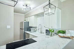 Kühlschrank, Mikrowelle, Ofen, Herdplatte