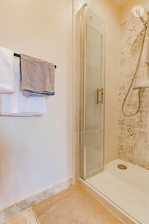 Douche, serviettes fournies