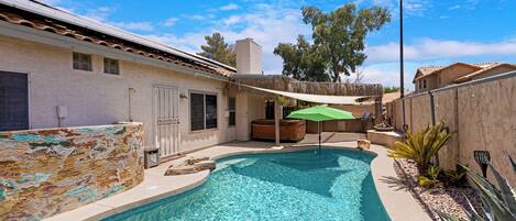 Alberca al aire libre y alberca climatizada