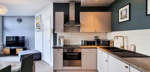 Kjøleskap, mikrobølgeovn, ovn og kokeplater