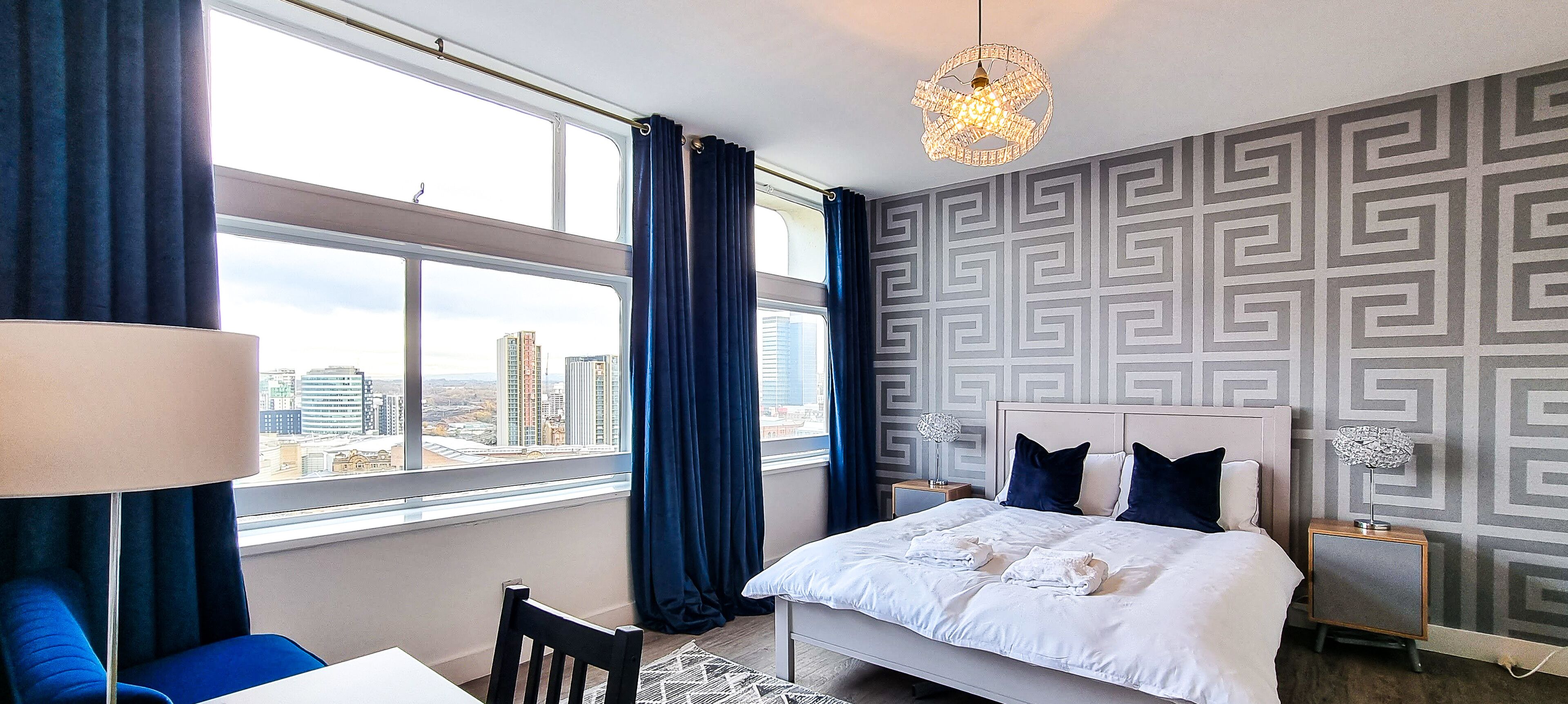 2 dormitorios, tabla de planchar con plancha, cuna de viaje