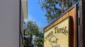 Una puerta de madera con un cartel que dice "Green Turtle townhomes".