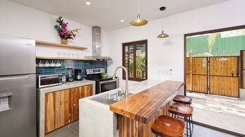 Jääkaappi, mikroaaltouuni, uuni, liesi