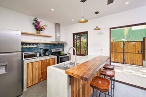 Køleskab, mikrobølgeovn, ovn, kogeplade