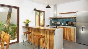 Een koelkast, een magnetron, een oven, een kookplaat