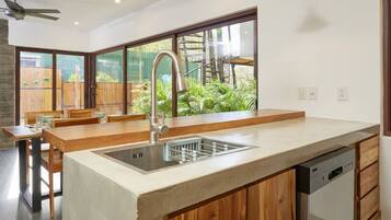 Frigorífico, microondas, horno y placa de cocina