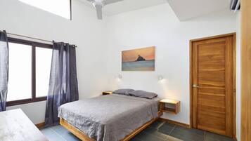 2 makuuhuonetta, työpöytä, vauvan matkasänky, Wi-Fi